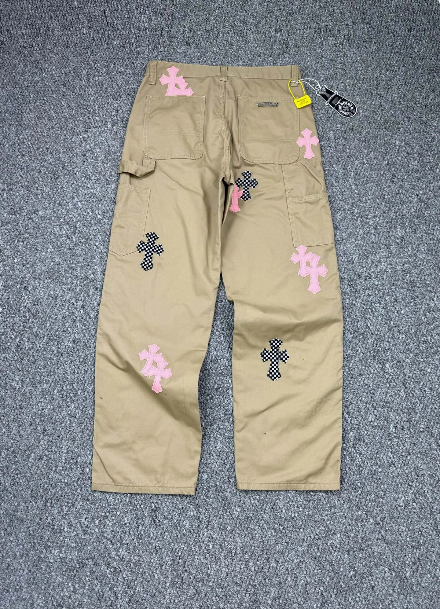 P260 Style number: H837 ChromeHearts & ChromeHearts 2025 new khaki logging pink checkerboard cross-leaf leather couple's loose jeans Top ceiling quality Styles with different wash textures are very friendly to people with thin legs and thick legs. The straight and loose version is very flattering to the leg shape. Moderate length that never goes out of style, easy to match with casually, basic styling for various styles, a must-have in the wardrobe! The fabric is stiff but also makes the upper body soft without losing texture. The washing process is even more perfect. It is a must-have item for everyone! ! ! Washed wheat, hang tag, pants label, three labels complete Color: Khaki Size: 28-30-32-34